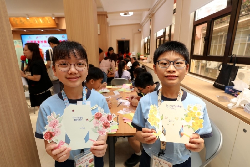 兩名學生大使江昫穎（左）及余信行（右）希望透過心意卡祝福字句讓長者感受人間溫暖。