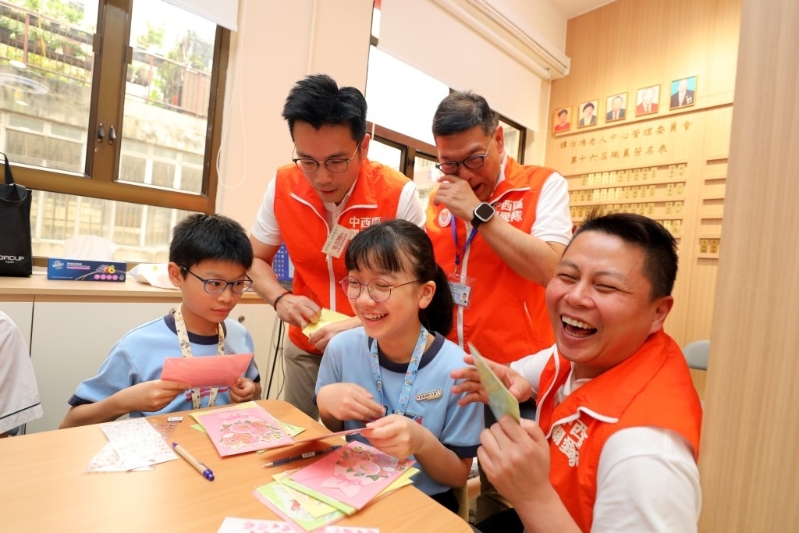 學生大使與關(guān)愛隊成員打成一片。