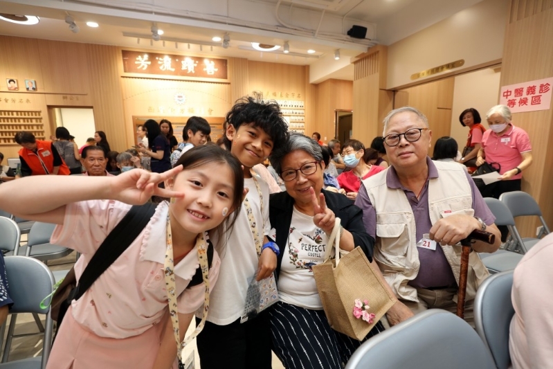 有學生臉上及身上名牌貼滿貼紙，以表揚他們對長者的關(guān)懷。