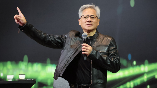 黃仁勛時(shí)常穿著招牌皮衣現(xiàn)身，已經(jīng)成為個(gè)人標(biāo)配。