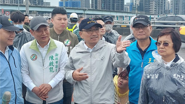 新北市長侯友宜（中）26日視察新北大橋機車道改善后完工現(xiàn)況。