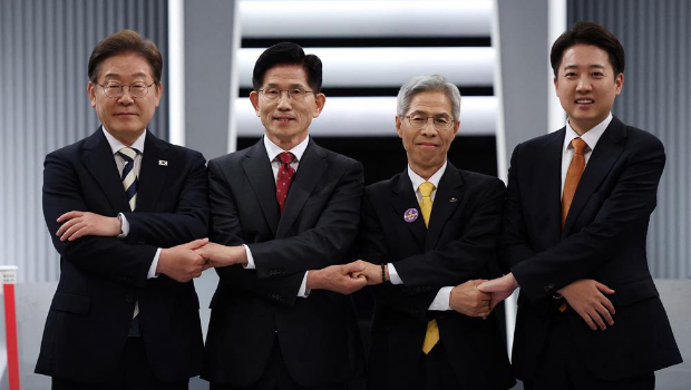 這次大選是在前總統(tǒng)尹錫悅因去年12月頒布令人震驚的戒嚴(yán)令，而被彈劾、罷黜后舉行的選舉，主要政黨的候選人都誓言要改革憲法。