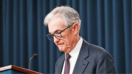 美聯(lián)儲(chǔ)主席鮑威爾25日在普林斯頓大學(xué)的演講中，為美聯(lián)儲(chǔ)應(yīng)對(duì)新冠疫情期間的減息措施進(jìn)行了辯護(hù)，最近鮑威爾和聯(lián)儲(chǔ)局頻繁受到總統(tǒng)特朗普批評(píng)。 美聯(lián)社