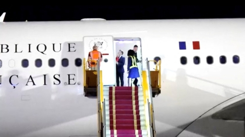 機(jī)艙門一開，馬克龍?jiān)阽R頭下被妻子狠推臉。 路透社