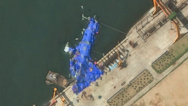 用藍色防水布覆蓋的受損驅逐艦衛(wèi)星照 用藍色防水布覆蓋的受損驅逐艦衛(wèi)星照