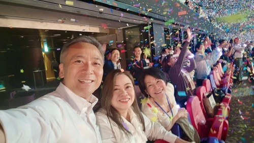 文化體育及旅游局局長羅淑佩（左二）表示，同一個(gè)晚上上演4個(gè)騷，除了本港歌手，也有新加坡、日韓等受歡迎表演者，非常多元化，反映本港演唱會(huì)經(jīng)濟(jì)正蓬勃發(fā)展。