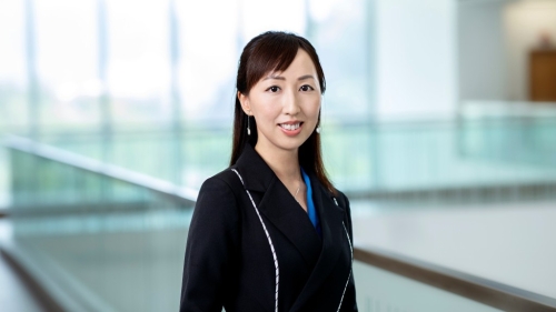 香港中文大學(xué)酒店及旅游管理學(xué)院副教授尹振英不諱言，演唱會(huì)門票價(jià)格不菲，預(yù)算有限的年輕歌迷，更傾向?qū)㈩A(yù)算用于購買更好位置的門票或周邊商品。 中大圖片