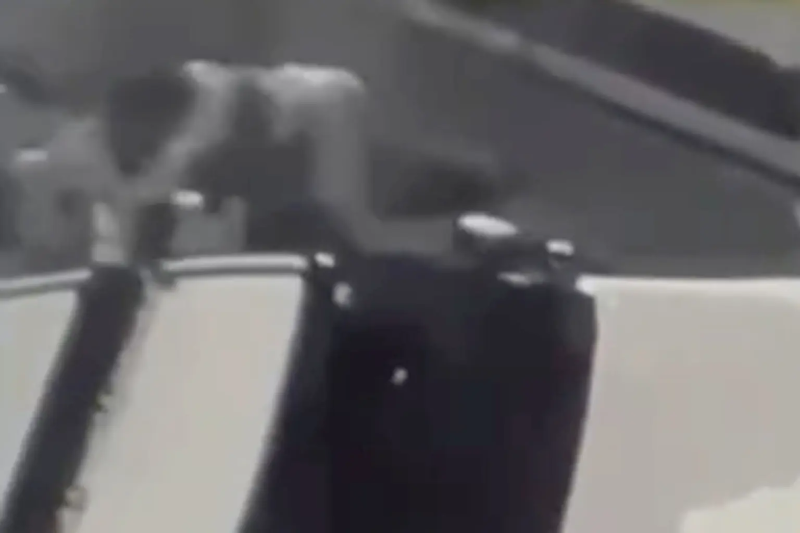 視頻顯示，在奧巴馬住所前，兩名身穿制服的女警官發(fā)生肢體沖突。