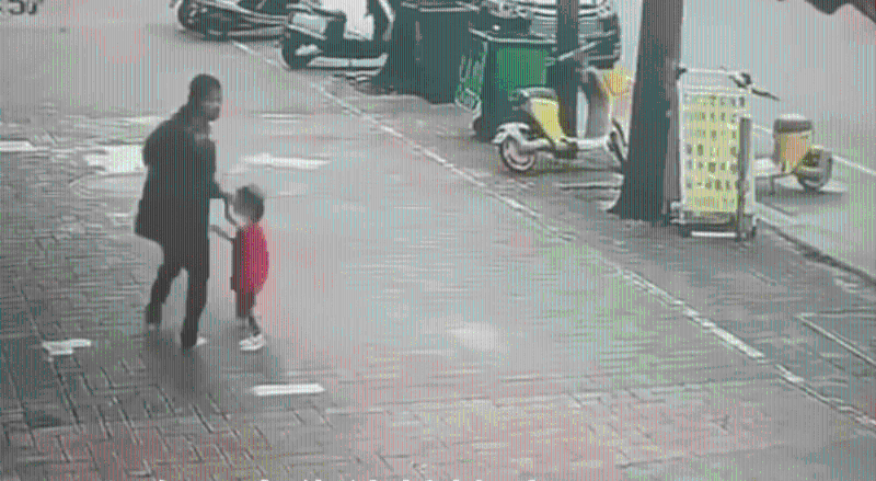 女子發(fā)現(xiàn)有人追上，回頭一看。