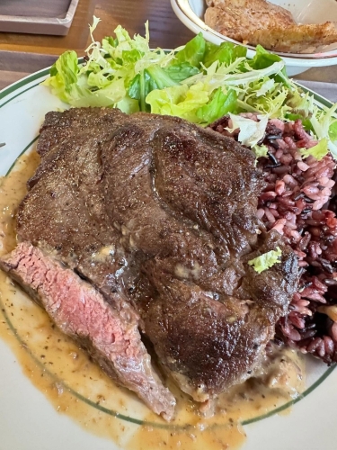 帖主指這家餐廳的一份牛板腱牛扒套餐僅售$68，套餐選項(xiàng)包括無(wú)限添加黑米飯，或焗薯作搭配