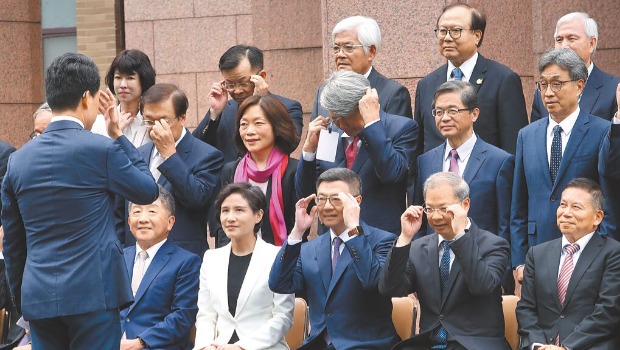 圖為卓榮泰（前排中）去年率新“閣員”拍大合照。