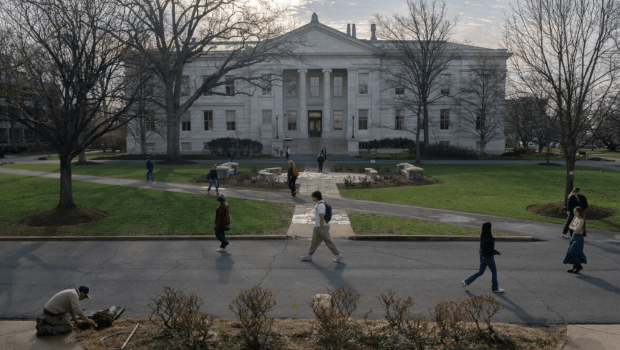 國(guó)際學(xué)生占哈佛大學(xué)總?cè)雽W(xué)人數(shù)的27%以上，他們的學(xué)費(fèi)對(duì)大學(xué)的財(cái)政至關(guān)重要。