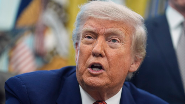 美國(guó)聯(lián)邦國(guó)際貿(mào)易法院28日的裁決加重特朗普政府“史詩(shī)級(jí)”關(guān)稅政策不確定色彩，恐致特朗普整套經(jīng)濟(jì)政策崩壞。圖為特朗普23日在白宮談話神情。