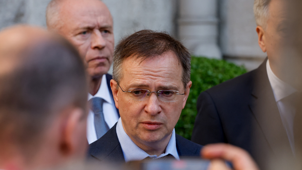 2025年5月15日，俄羅斯談判代表梅金斯基（Vladimir Medinsky）于土耳其伊斯坦堡談判后接受媒體采訪。