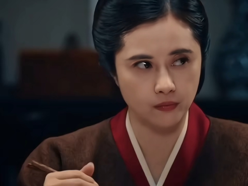 但何美鈿五官大致沒變。