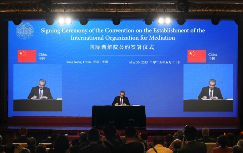 王毅代表中國(guó)，成為首名簽署公約的國(guó)家。