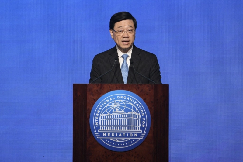 李家超在致辭時(shí)表示，香港很榮幸籌辦今天的簽署儀式，并在公約生效后，成為國(guó)際調(diào)解院總部的所在地。