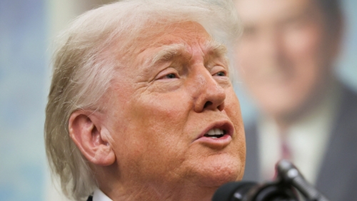 美國總統(tǒng)特朗普28日在白宮發(fā)表談話的神情