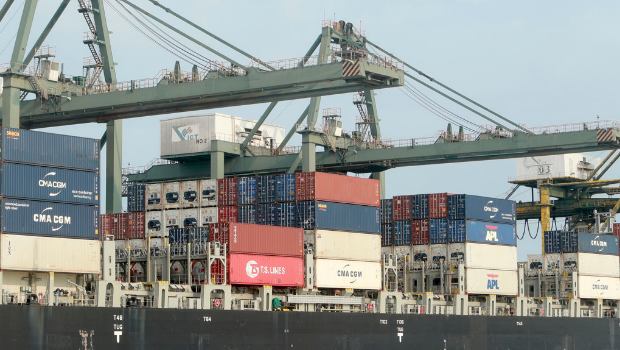 越南胡志明市西貢港內(nèi)堆滿貨柜的資料照。