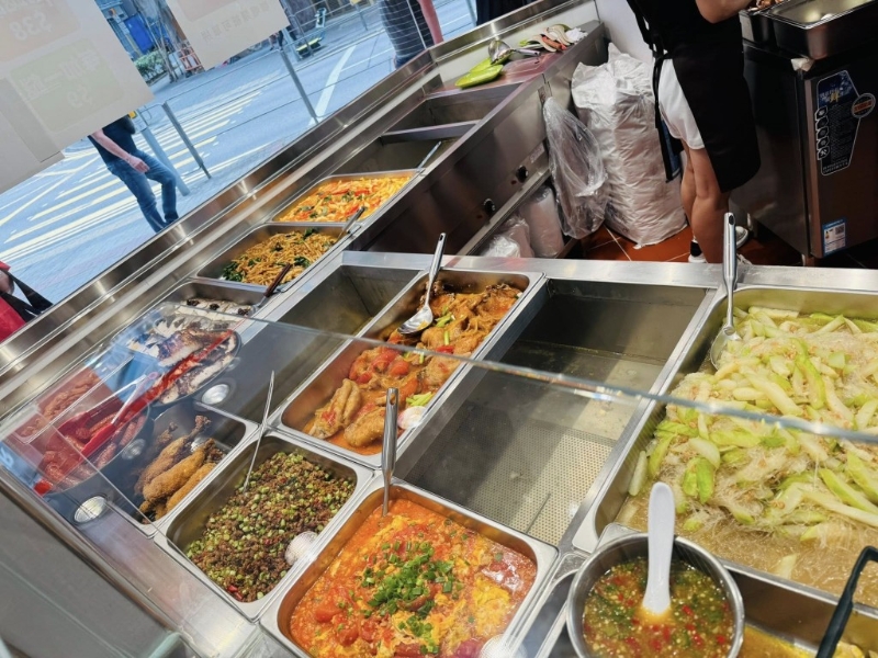 近年來，“兩餸飯”逐漸成為香港餐飲市場的熱門選擇（香港兩餸飯關(guān)注組）