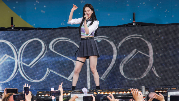 韓國女團 aespa 成員 Karina 于 2022 年 7 月 8 日在紐約中央公園參加 ABC夏日音樂會系列演出。