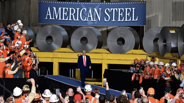 美國(guó)總統(tǒng)特朗普在一場(chǎng)于賓夕法尼亞州舉行的集會(huì)上宣布，他將把外國(guó)鋼鐵關(guān)稅從25%提高到50%。