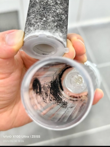 濾嘴滿布黑色物。