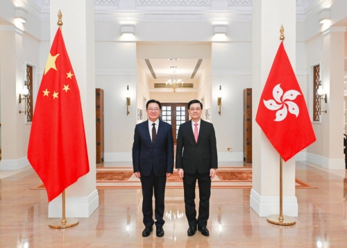 李家超(右)與新任中聯(lián)辦主任周霽(左)會面