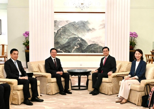 李家超(右二)表示，衷心歡迎周霽(左二)出任新職。