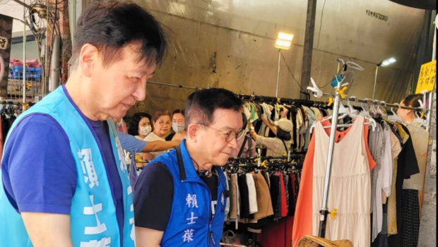 趙少康31日上午陪同國民黨“立委”賴士葆到木柵市場跟鄉(xiāng)親問好 趙少康31日上午陪同國民黨“立委”賴士葆到木柵市場跟鄉(xiāng)親問好