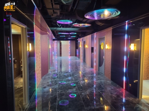 K房裝修基本完成，配合鮮艷燈光的型格風。