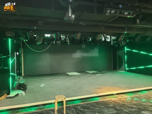 大廳可以見到舞臺位置，雖然舞臺不算很大，但也適合做些小型演唱或表演。