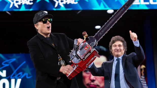 馬斯克手持阿根廷總統(tǒng)米雷伊（右）相贈的電鋸，宣稱要“?？彻倭胖髁x”