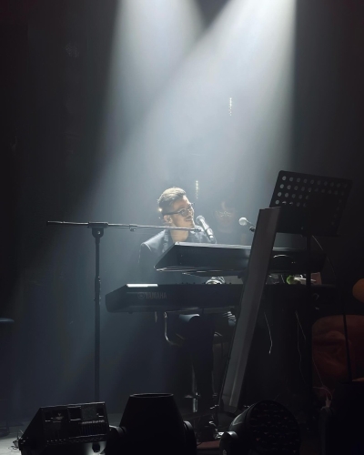 沈震軒在2006年曾參加英皇新秀歌唱大賽，并入圍最后五強(qiáng)及獲得“現(xiàn)場(chǎng)最具人氣獎(jiǎng)”。