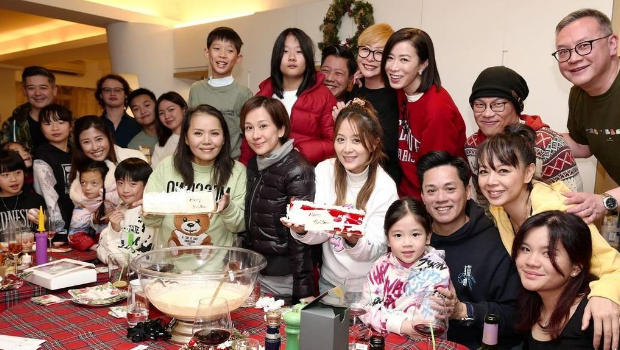 佘詩曼有十多名義子義女，當(dāng)中包括“七魔女”的仔女全也是其義子義女。