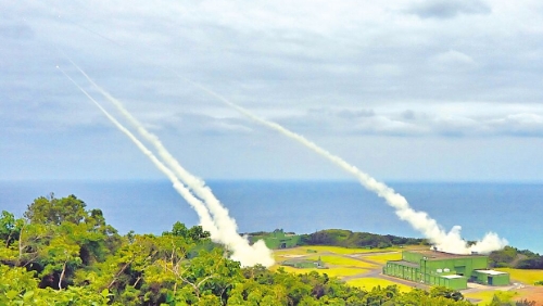 美國(guó)總統(tǒng)特朗普將擴(kuò)大軍售臺(tái)灣，圖為臺(tái)灣向美采購(gòu)的“海馬士”多管火箭系統(tǒng)進(jìn)行實(shí)彈射擊。