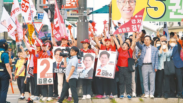 韓國總統(tǒng)選舉3日進行投票，國民力量黨的總統(tǒng)候選人金文洙1日在首爾街頭造勢，民眾擠滿街頭吶喊力挺。