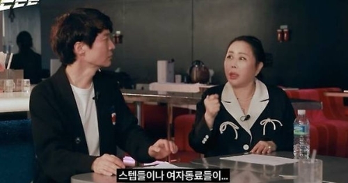 韓國(guó)網(wǎng)臺(tái)爆某男演員曾在拍攝現(xiàn)場(chǎng)自摸下體。1