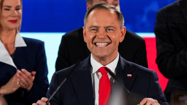 波蘭疑歐派獨(dú)立候選人納夫羅茨基在總統(tǒng)選舉中險(xiǎn)勝。