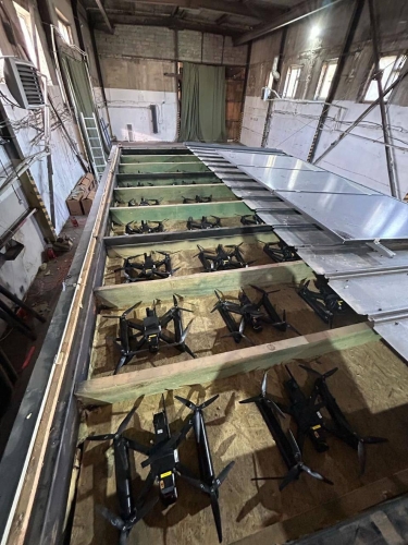 無(wú)人機(jī)藏于移動(dòng)木屋內(nèi)。 SBU