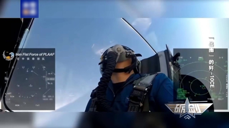 央視播出殲-10CE的空中格斗訓(xùn)練影片。