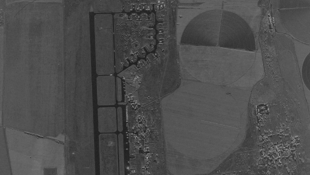 一張衛(wèi)星影像顯示，位于俄羅斯穆爾曼斯克地區(qū)的奧列尼亞空軍基地（Olenya airfield）在烏克蘭無人機襲擊俄軍空軍基地前的狀況。 此影像攝于2025年5月29日，俄烏戰(zhàn)爭期間。