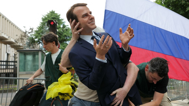 環(huán)保人士盜走馬克龍蠟像送至俄使館進(jìn)行抗議。