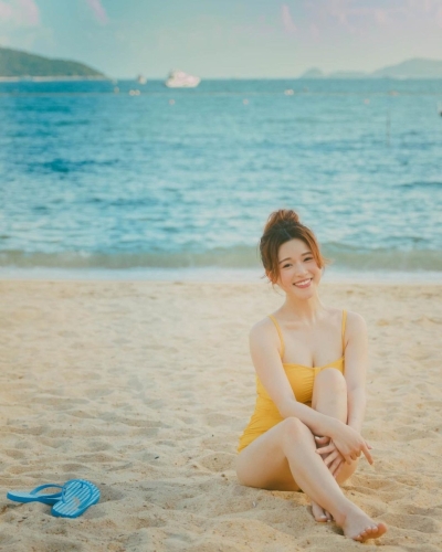 李蔓瑩試過著黃色泳衣拍攝電視廣告震撼網(wǎng)民。