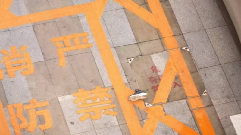 網(wǎng)傳行兇者砍脫欠薪者頭部后，跳樓身亡。Ｘ