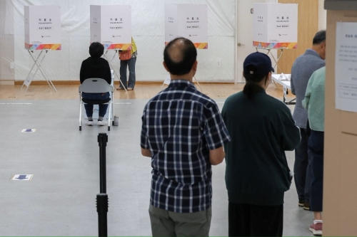 韓國3日舉行大選，至當?shù)貢r間晚上7時，投票率已超越上屆的總投票率。路透社