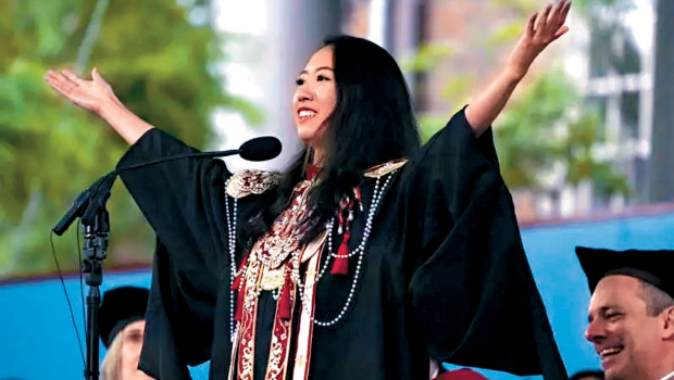 中國(guó)留學(xué)生蔣雨融在哈佛大學(xué)畢業(yè)禮上致辭。