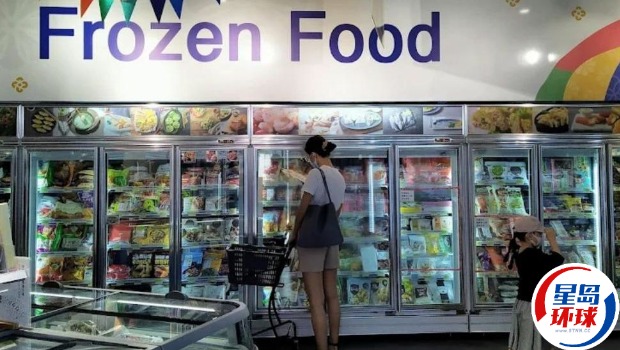 香港不少食肆將毫子以“四舍五入”計(jì)算收費(fèi)，近日有關(guān)現(xiàn)象更擴(kuò)展至連鎖零售店。