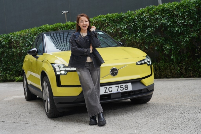 歌手藝人“糖妹”黃山怡（Kandy）拍攝當(dāng)天剛“甩P”取得正式車牌，第一時(shí)間試駕瑞典富豪全新EX30純電動(dòng)小型SUV。