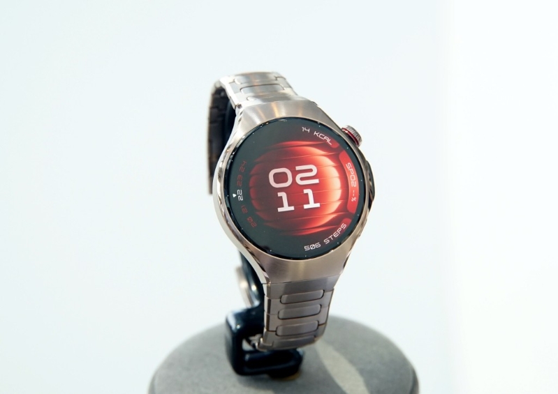 HUAWEI WATCH 5 46mm鈦空銀版本用上鈦金屬表殼及鈦合金表。